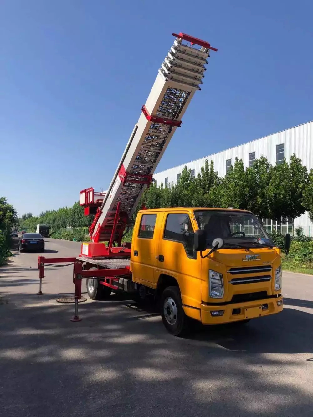 唐山路北附近的云梯车出租服务：轻松解决高空作业需求